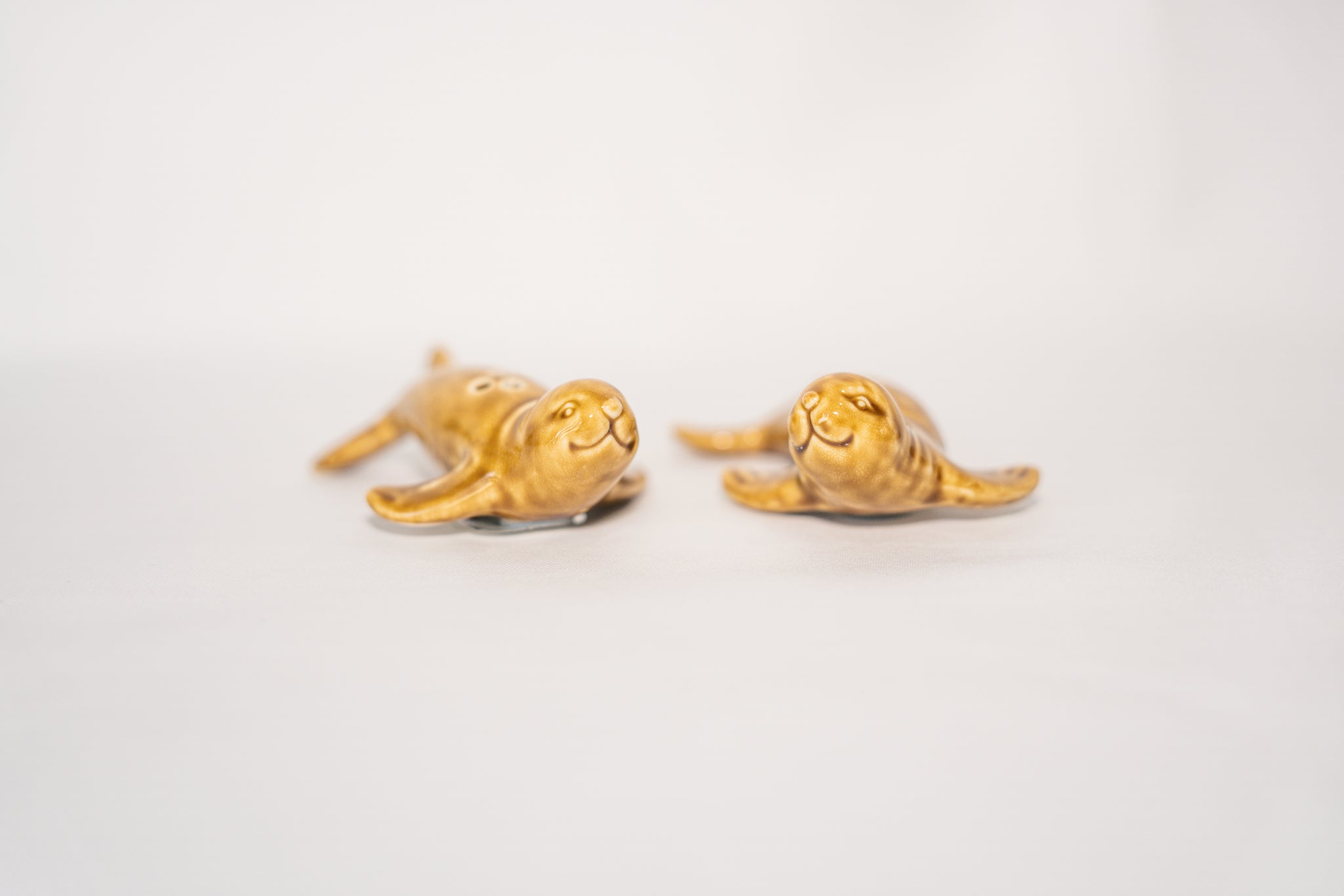 Stoneware Seal - Salt and pepper shakers - Reactive glaze